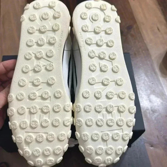 Chanel
2019 Interlocking CC Logo Sneakers
Calfskin Mesh Lycra W Sneakers White - Picture 5 of 6